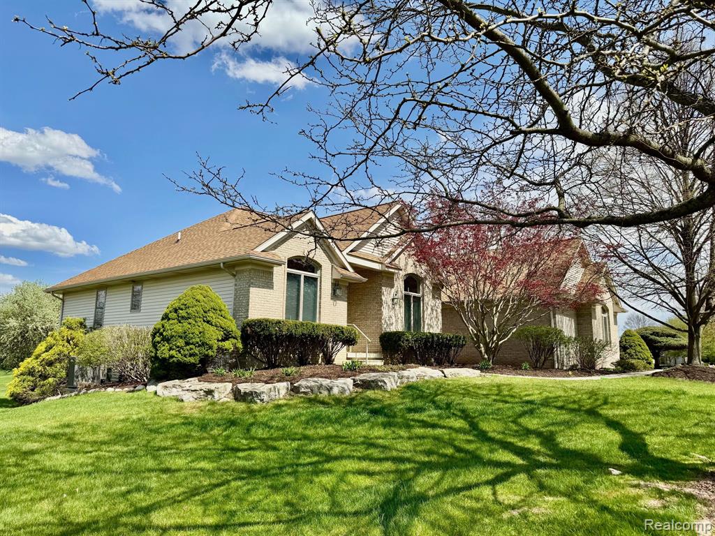 8505 Woodridge Drive, Davison, MI 48423 — front exterior