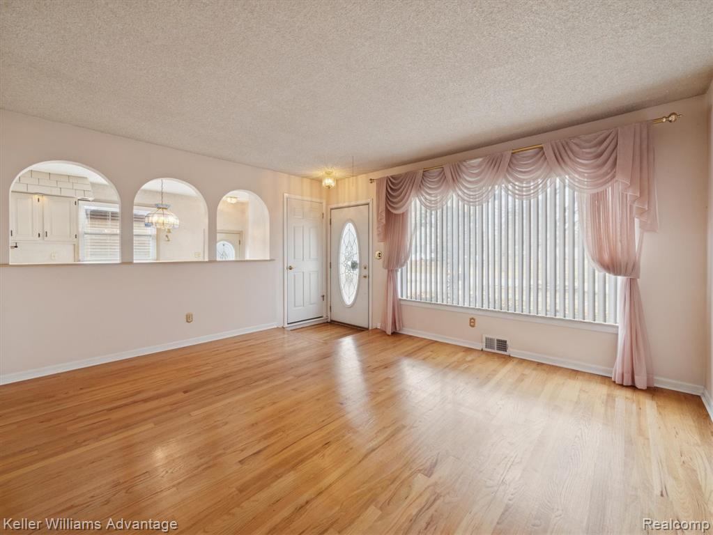 6450 Fenton Street, Dearborn Heights, MI 48127 — Photo 4