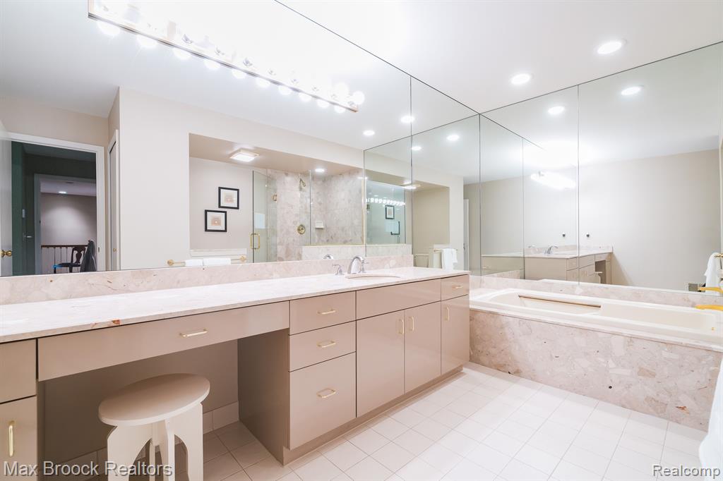 2426 HICKORY GLEN Drive, Bloomfield Hills, MI 48304 — Photo 29