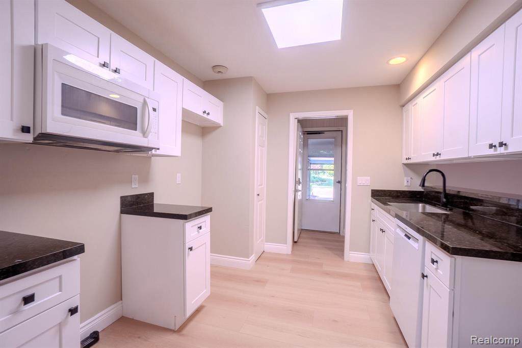 5235 Royal Vale Lane, 70, Dearborn, MI 48126 — Photo 13