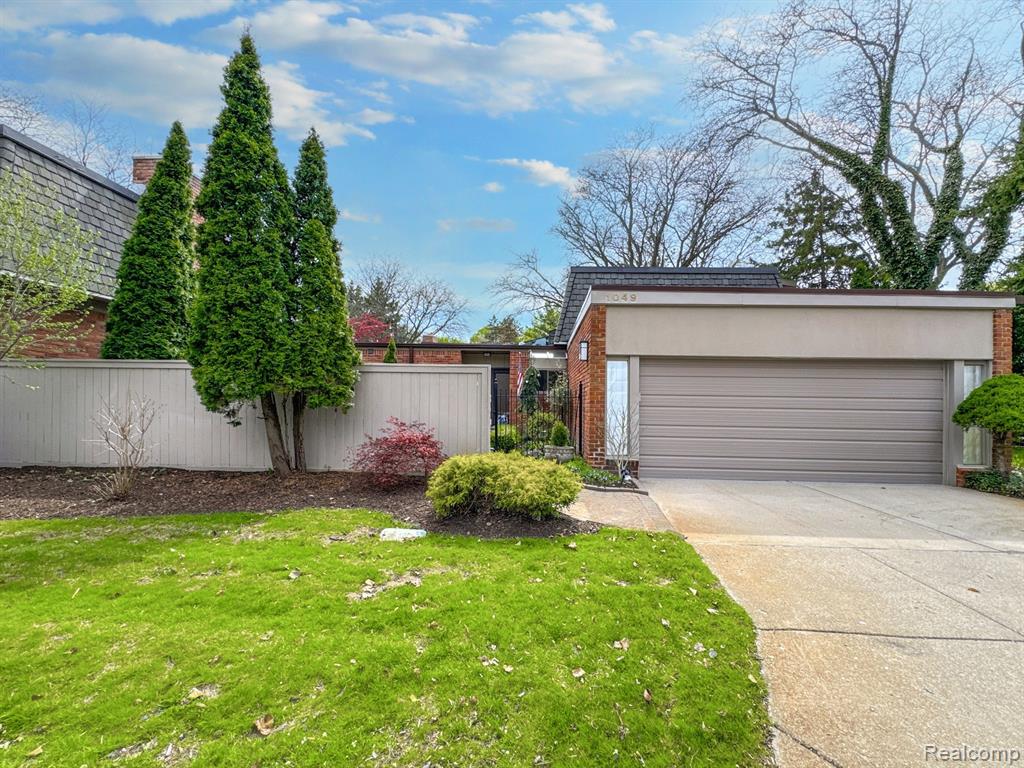 1049 STRATFORD Lane, Bloomfield Hills, MI 48304 — Photo 2