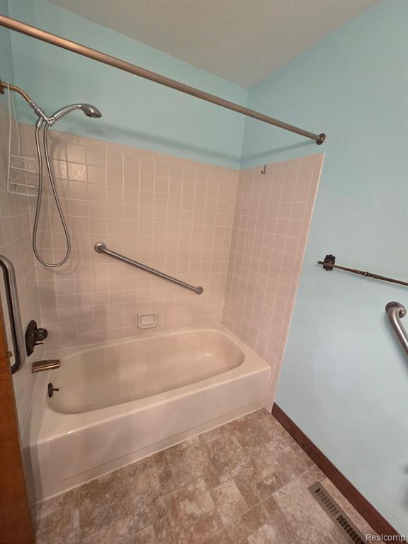 560 OAKBROOK Circle, Flushing, MI 48433 — Photo 10