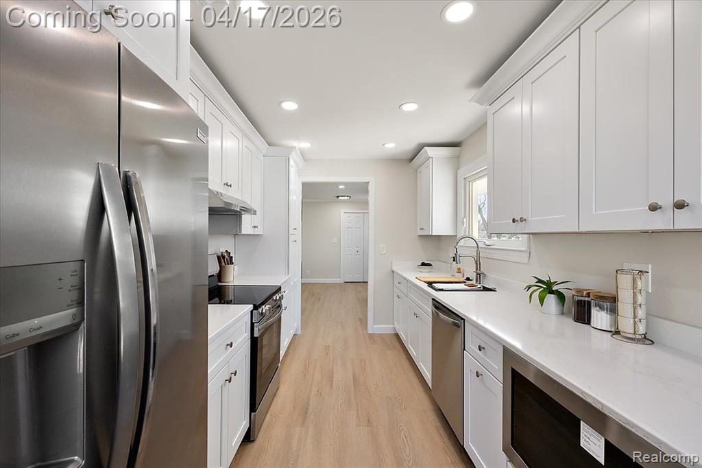 Fully Renovated Eat-In Kitchen