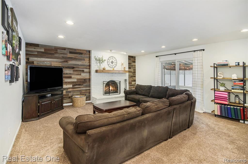 5395 English Drive, Troy, MI 48085 — Photo 12