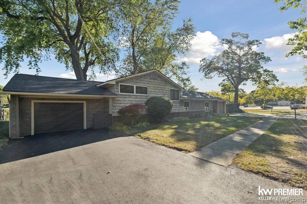 6015 Rowley Boulevard, Waterford, MI — front exterior