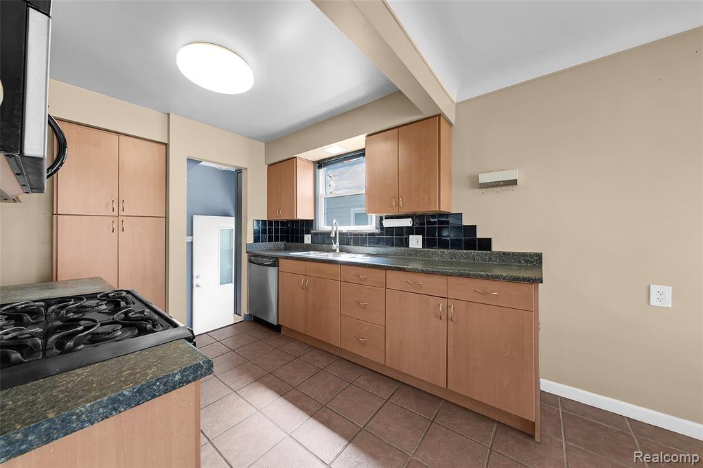 8272 Coolidge, Center Line, MI 48015 — Photo 14