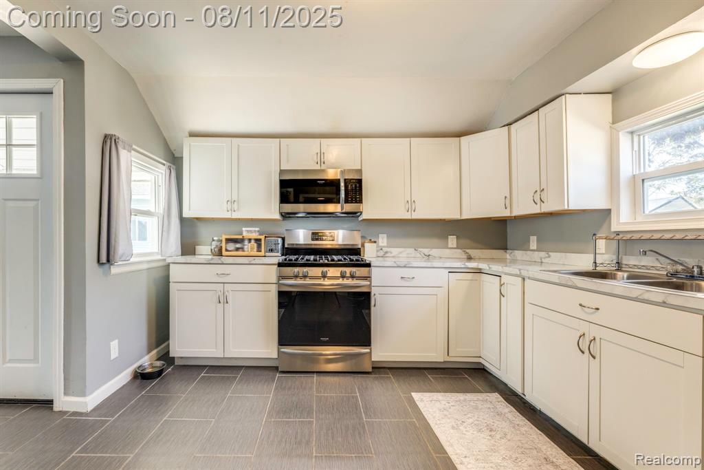 913 Michigan Street, Port Huron, MI 48060 — Photo 8