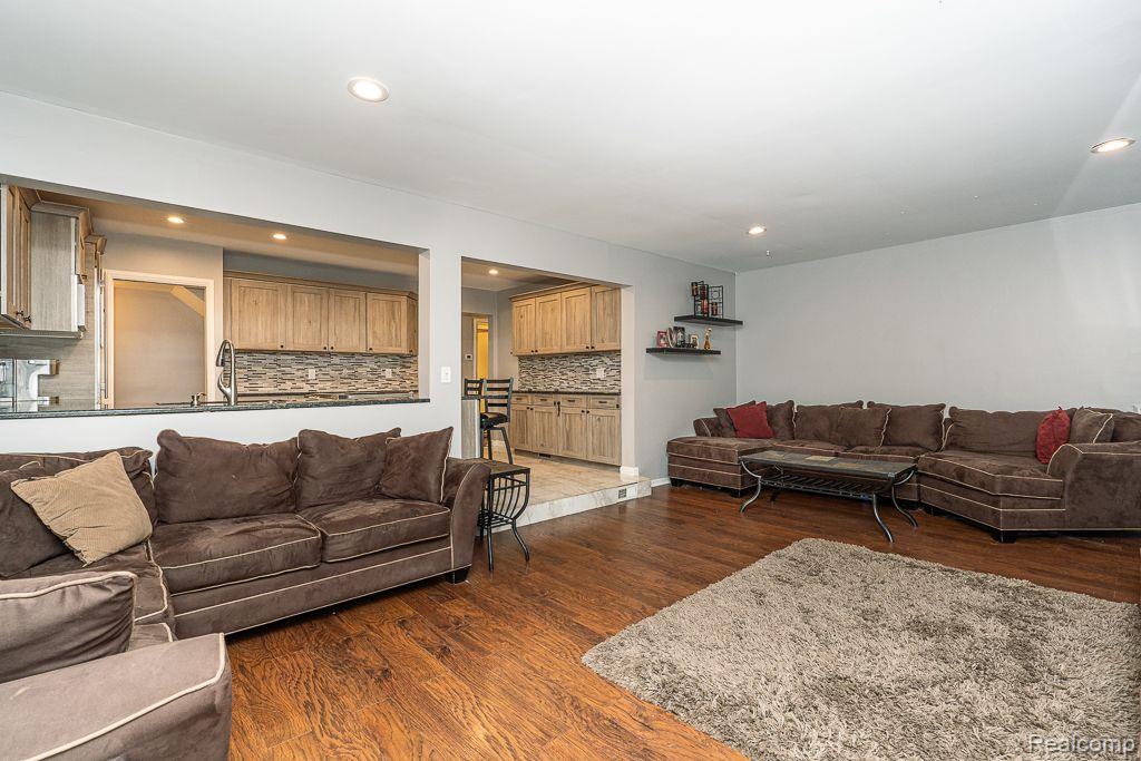8871 SUNCREST Drive, Sterling Heights, MI 48314 — Photo 21
