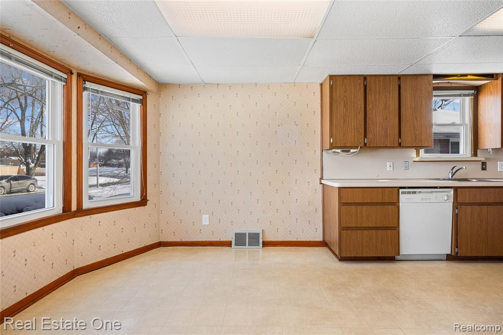 20688 Fleetwood Drive, Harper Woods, MI 48225 — Photo 10