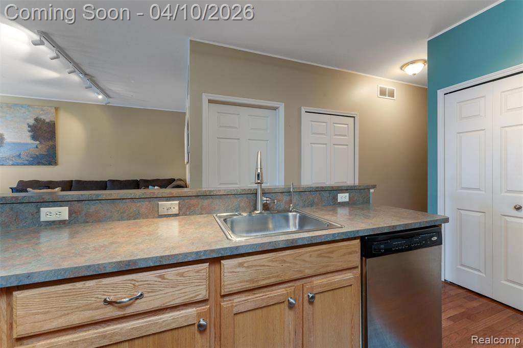 203 Jotham Avenue, Auburn Hills, MI 48326 — Photo 14