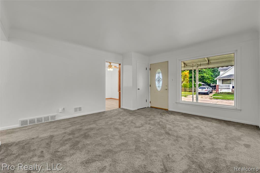 650 CLEOPHUS Parkway, Lincoln Park, MI 48146 — Photo 4