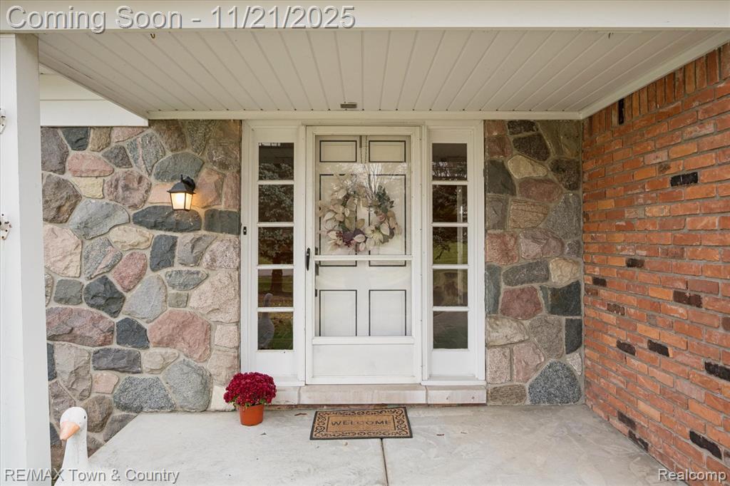 5593 Woodwind Drive, Bloomfield Hills, MI 48301 — Photo 2