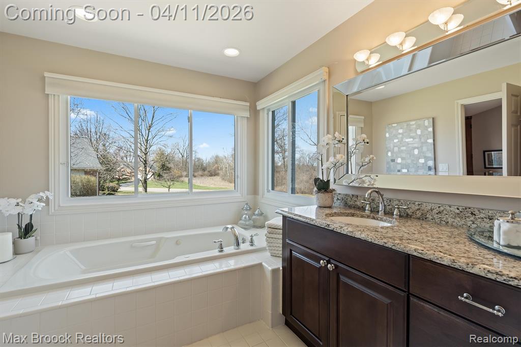 5010 Lake Vista Drive, West Bloomfield, MI 48323 — Photo 16