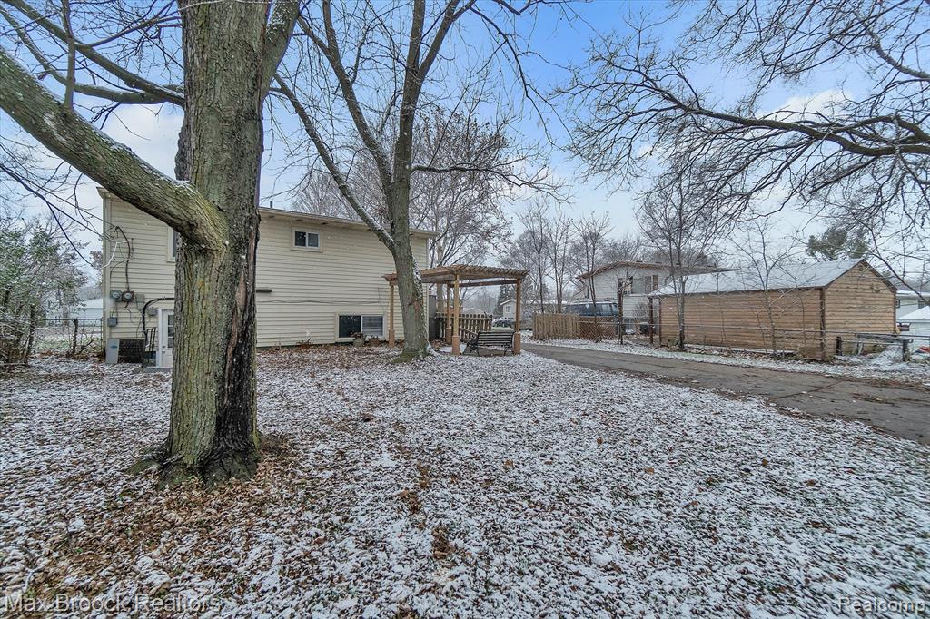 978 PANORAMA Drive, Milford, MI 48381 — Photo 25