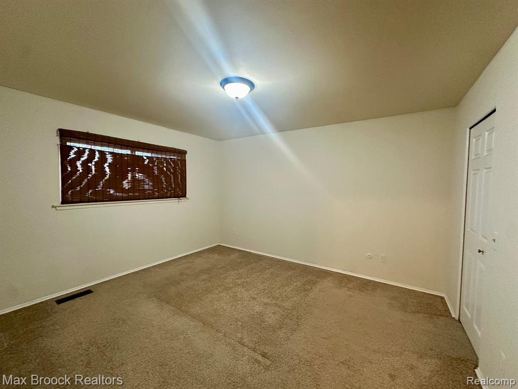 647 E FOX HILLS Drive, Bloomfield Hills, MI 48304 — Photo 15