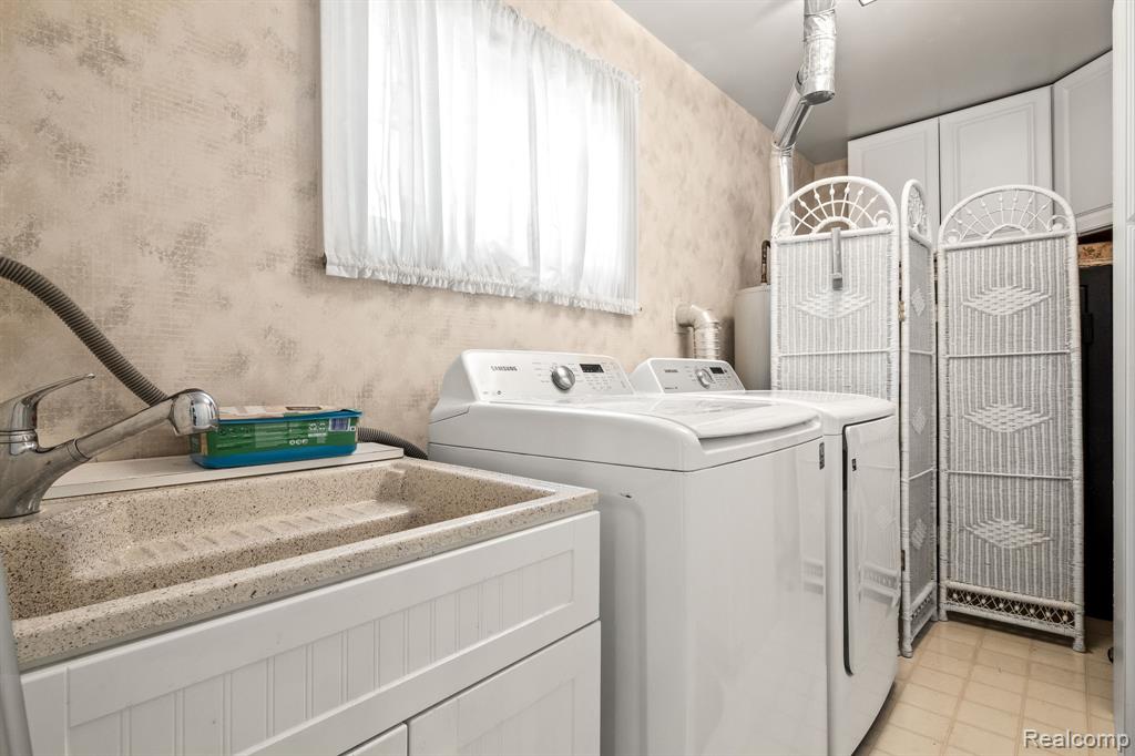 2420 Garland Street, Keego Harbor, MI 48320 — Photo 14