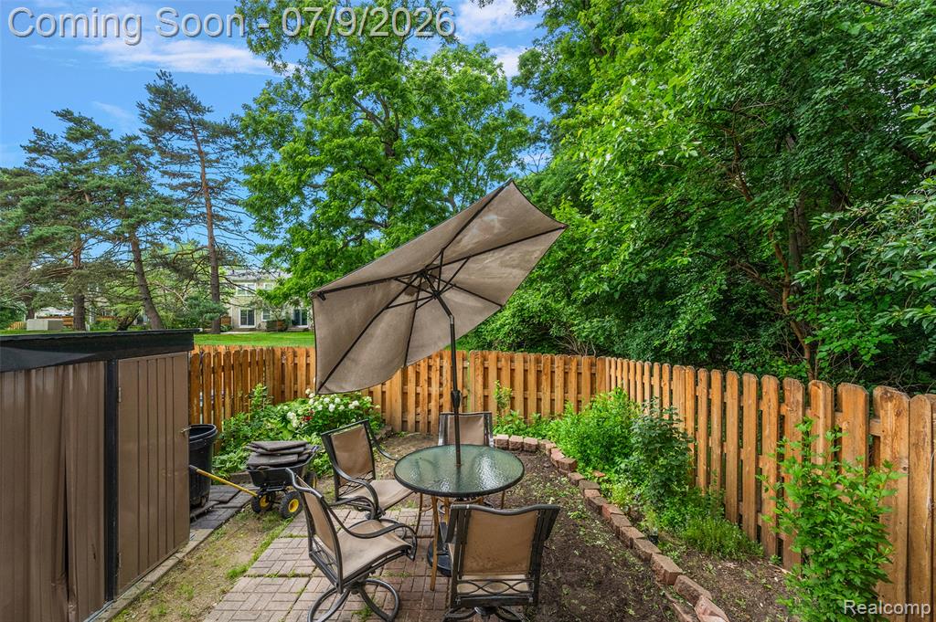 930 Little Hill Court, Rochester Hills, MI 48307 — Photo 8