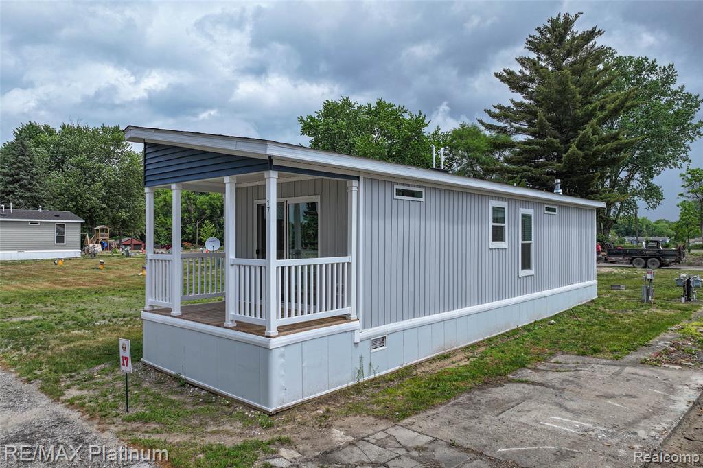 17 Sunset Lane, Fenton, MI 48430