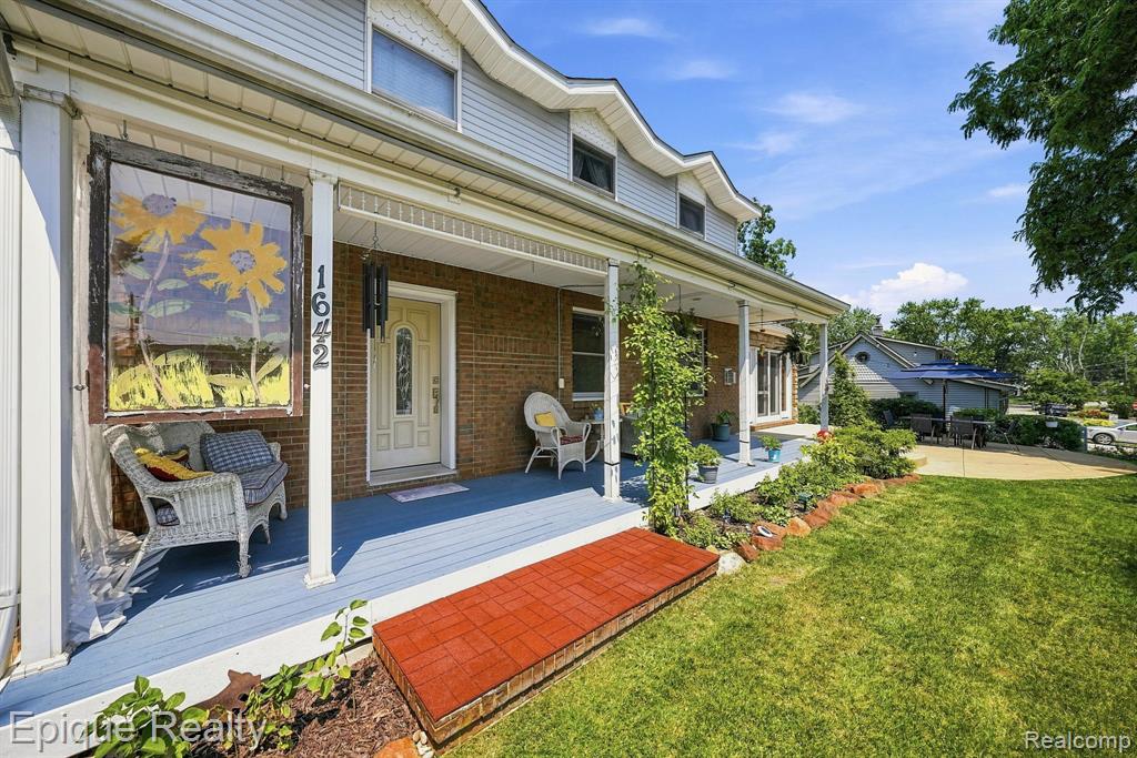 1642 Delmonte Street, Wolverine Lake, MI 48390