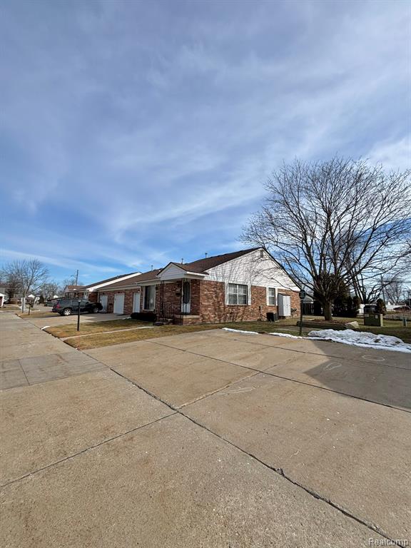 401 Doremus S Doremus Lane W, 10, Saint Clair Shores, MI 48080 — Photo 2