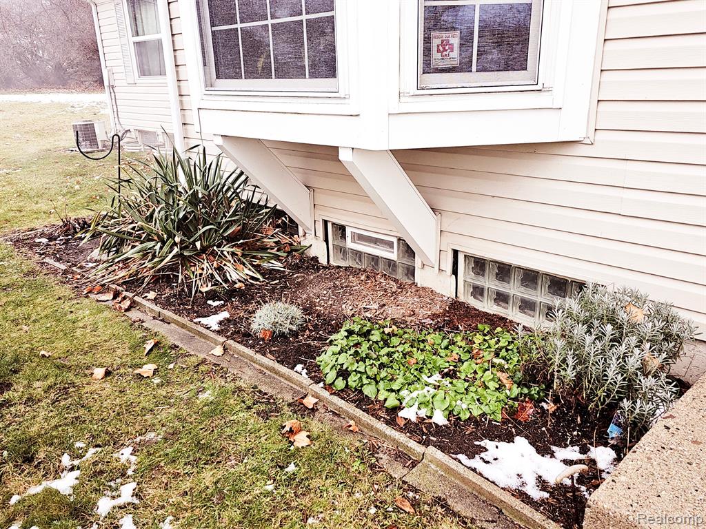 275 LAKE VILLAGE Drive, Walled Lake, MI 48390 — Photo 5