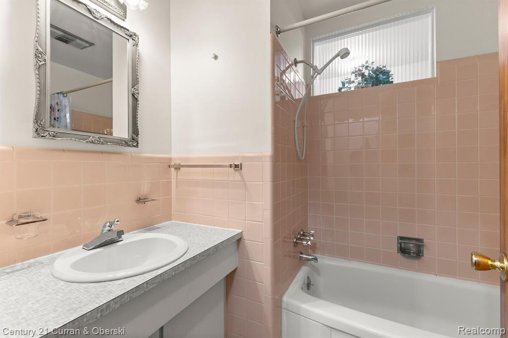 8912 RUSSELL Street, Livonia, MI 48150 — Photo 10