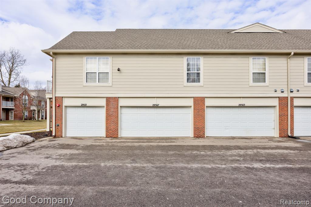 29567 NOTTINGHAM Circle, Livonia, MI 48152 — Photo 34