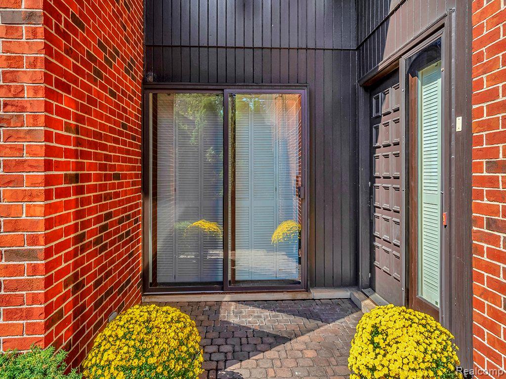 3092 LINDENWOOD Drive, Dearborn, MI 48120 — Photo 6