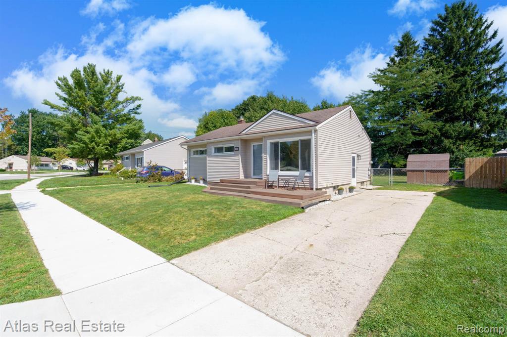 832 Southwood Drive, Fenton, MI 48430 — Photo 2
