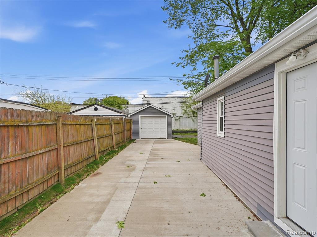 23449 Carlisle Avenue, Hazel Park, MI 48030 — Photo 29