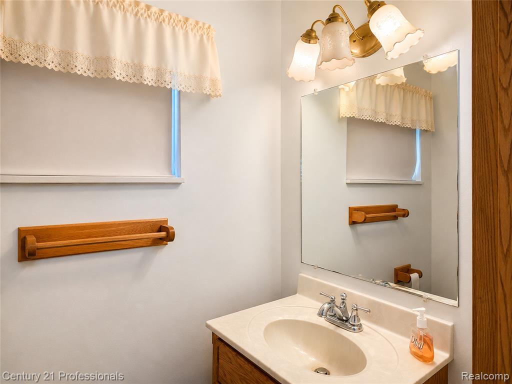 8563 Centralia Street, Dearborn Heights, MI 48127 — Photo 11