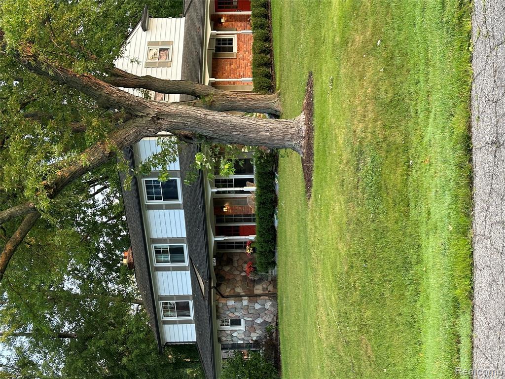 6858 Post Oak Drive, West Bloomfield, MI — front exterior