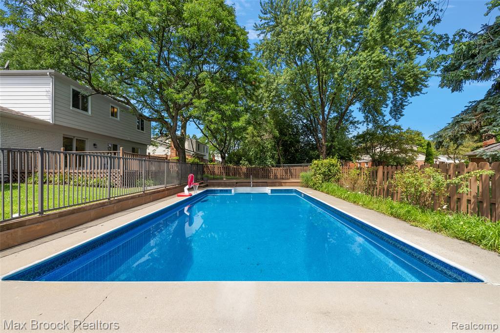5362 Hertford Drive, Troy, MI 48085 — Photo 2