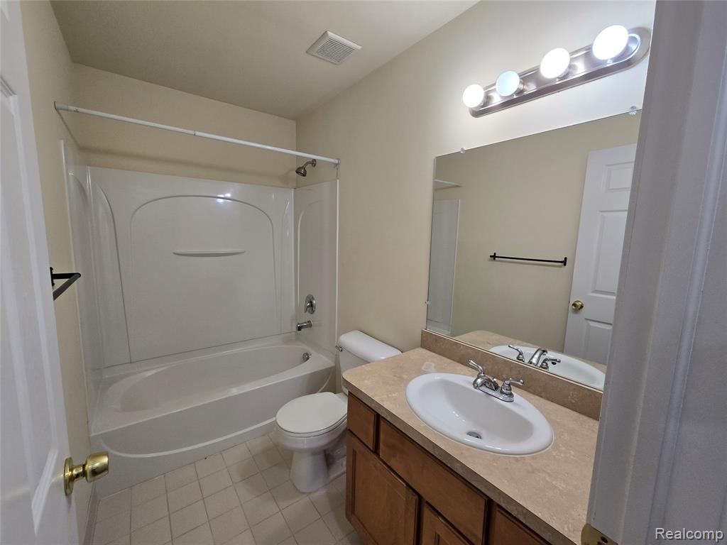 27635 Hidden Oaks Drive, Trenton, MI 48183 — Photo 16