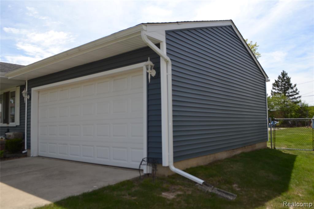 5448 FAIRVIEW Drive, Grand Blanc, MI 48439 — Photo 35