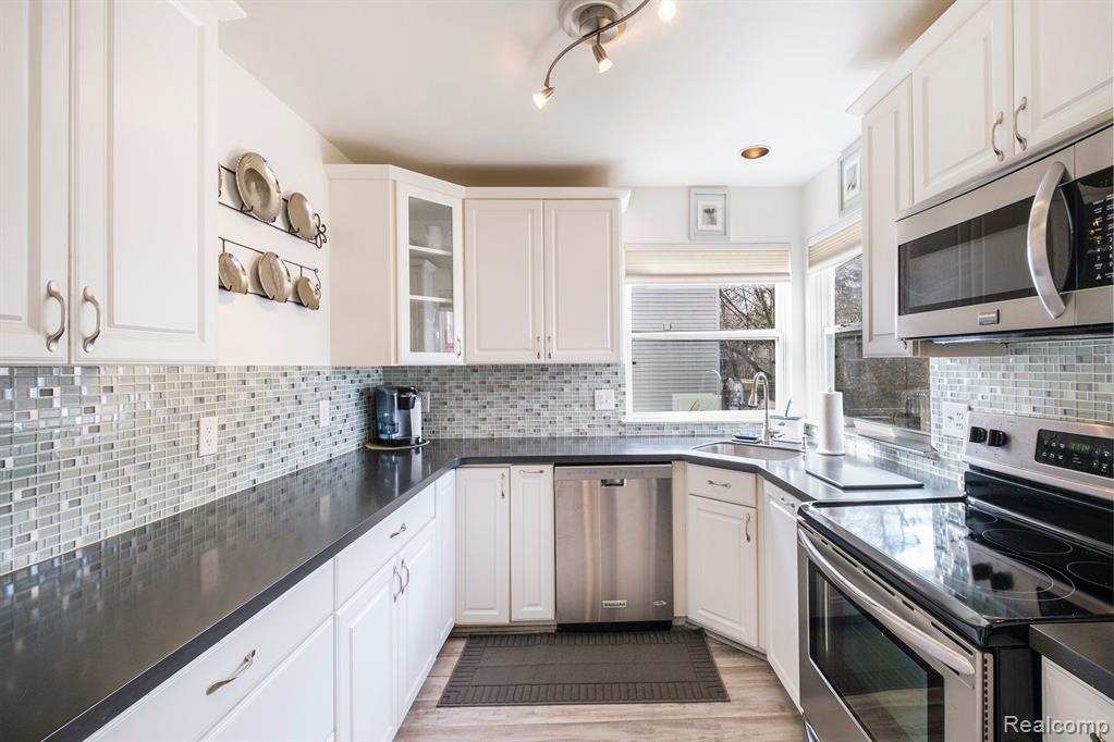 611 HERITAGE Circle, Fenton, MI 48430 — Photo 5