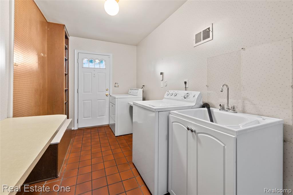 25574 Wilson Drive, Dearborn Heights, MI 48127 — Photo 34