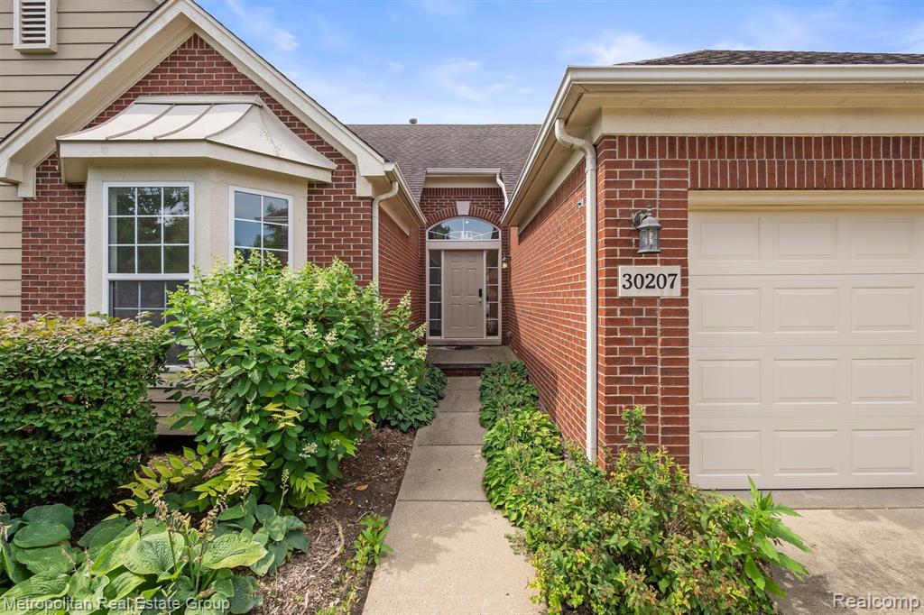 30207 Viewcrest Court, Novi, MI 48377 — Photo 3
