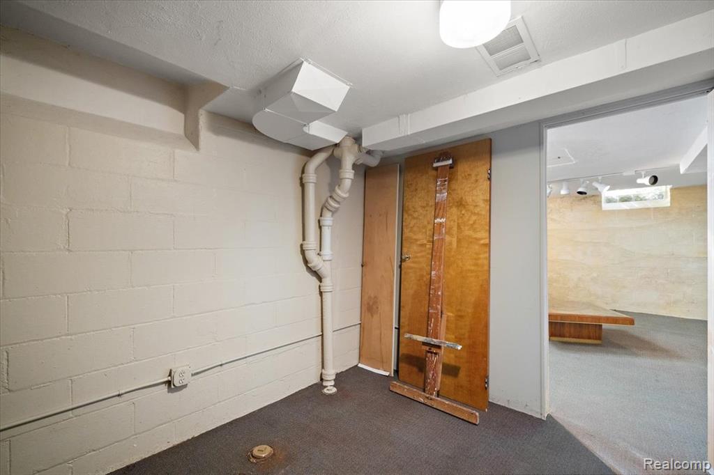 17601 Cambridge Boulevard, Lathrup Village, MI 48076 — Photo 42