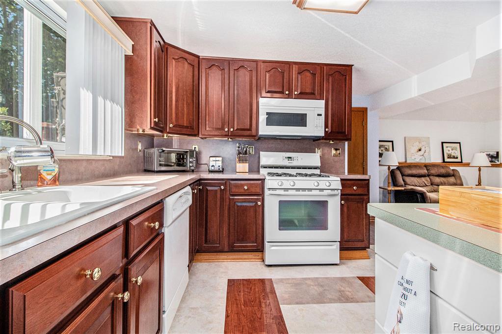 23234 Candace Drive, Rockwood, MI — Photo 10