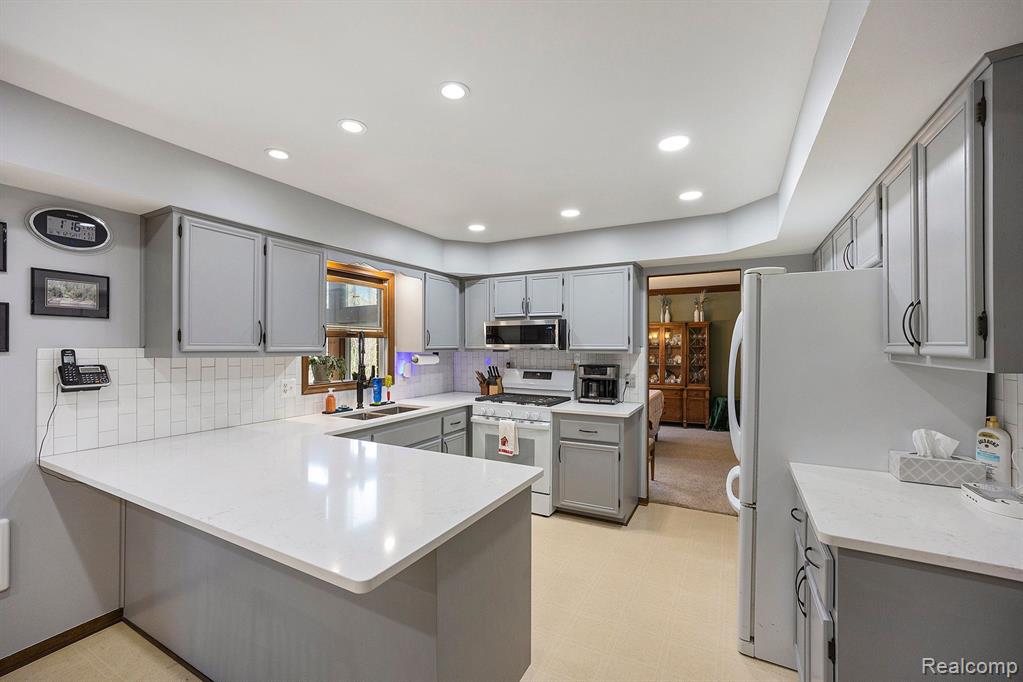 779 MEDINAH Drive, Rochester Hills, MI 48309 — Photo 13