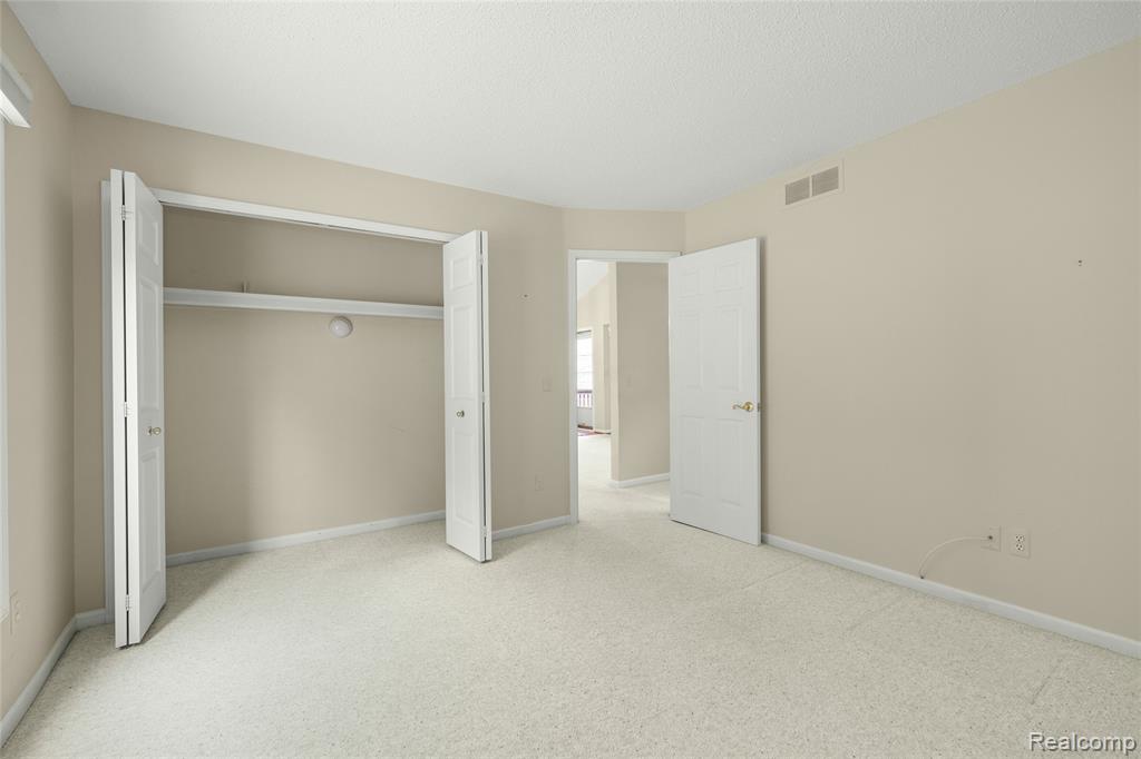 35213 Knollwood Lane, Farmington, MI 48335 — Photo 32