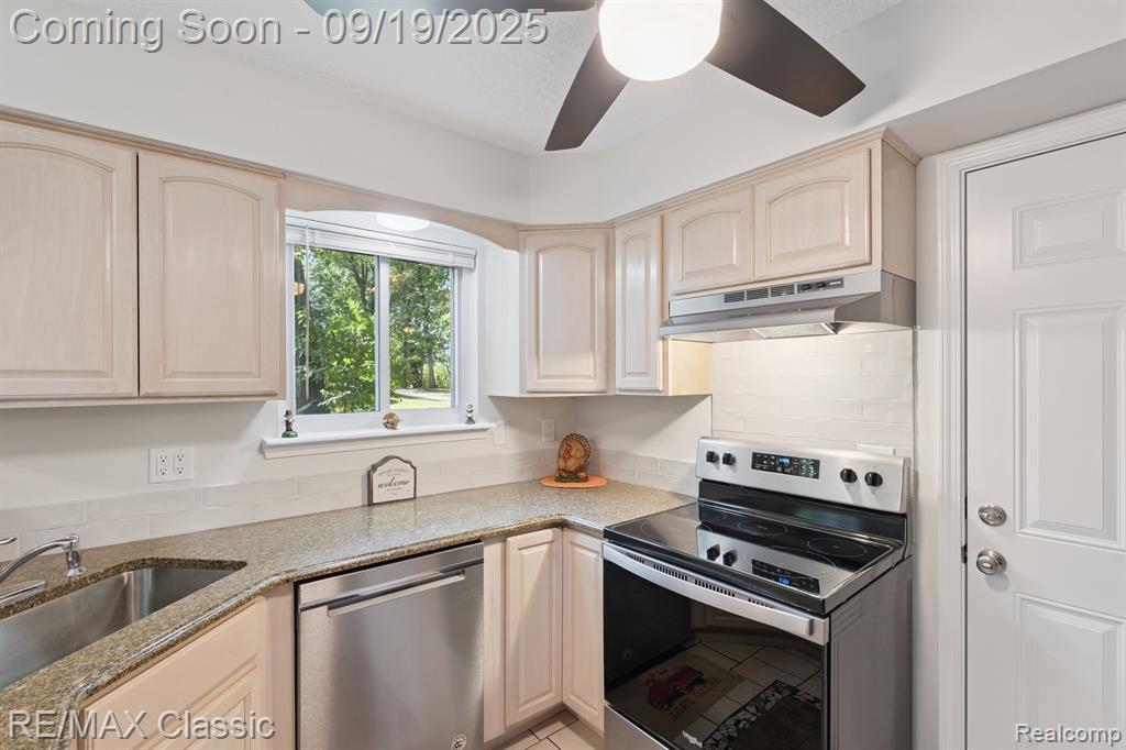 4335 Leroy Court, White Lake, MI 48383 — Photo 8