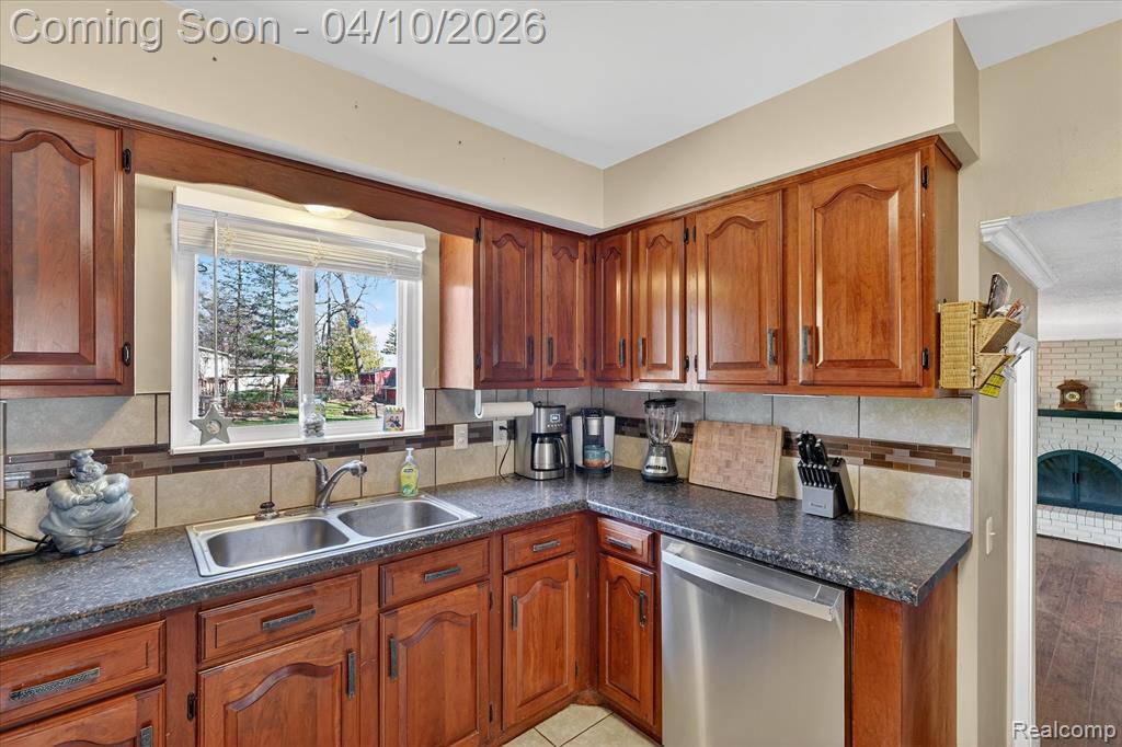 4397 Sulgrave Drive, Swartz Creek, MI 48473 — Photo 9
