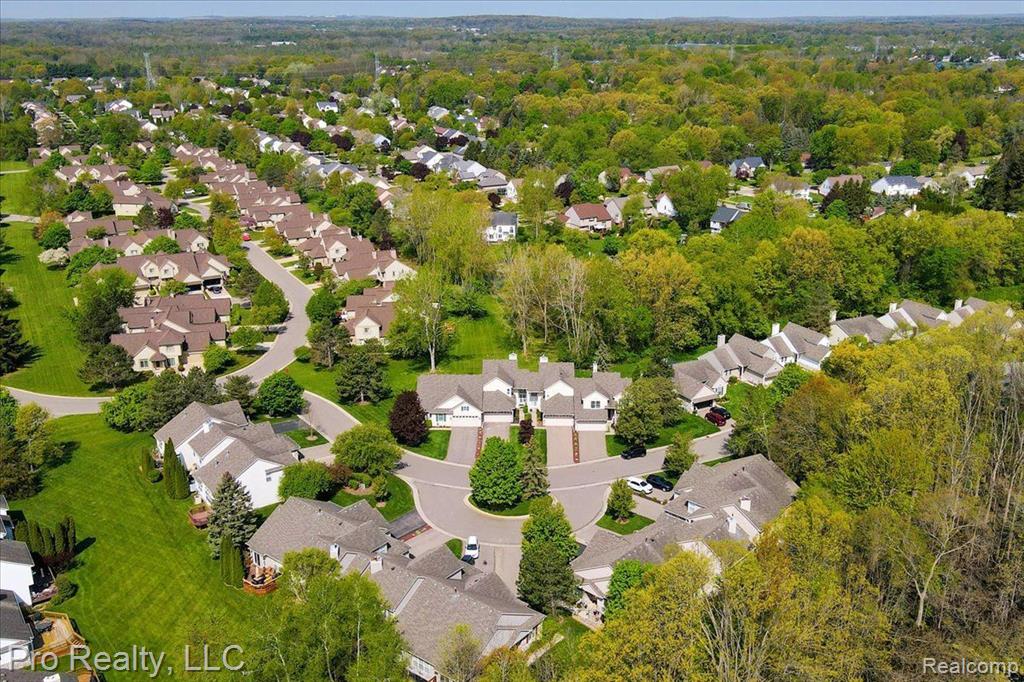 863 CALPERNIA, Wixom, MI 48393 — Photo 37