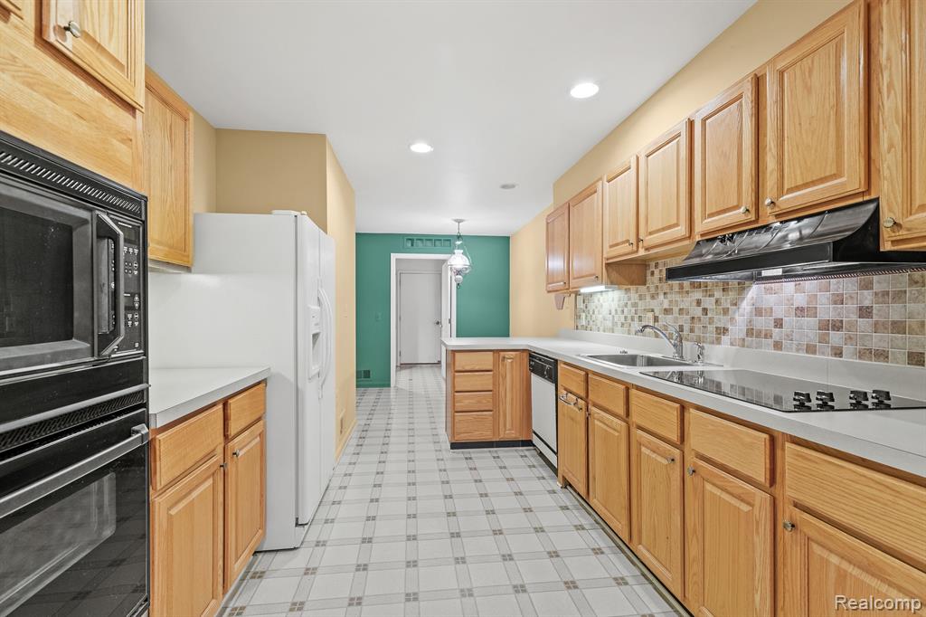 21334 MULBERRY Court, 50, Farmington Hills, MI 48336 — Photo 17