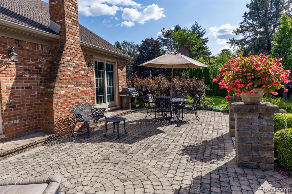 900 DREW Drive, Troy, MI 48098 — Photo 17