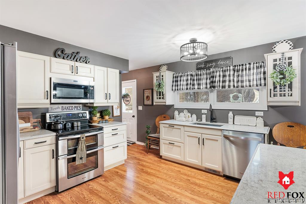 751 WILLIAMSBURG Drive, Caro, MI 48723 — Photo 10