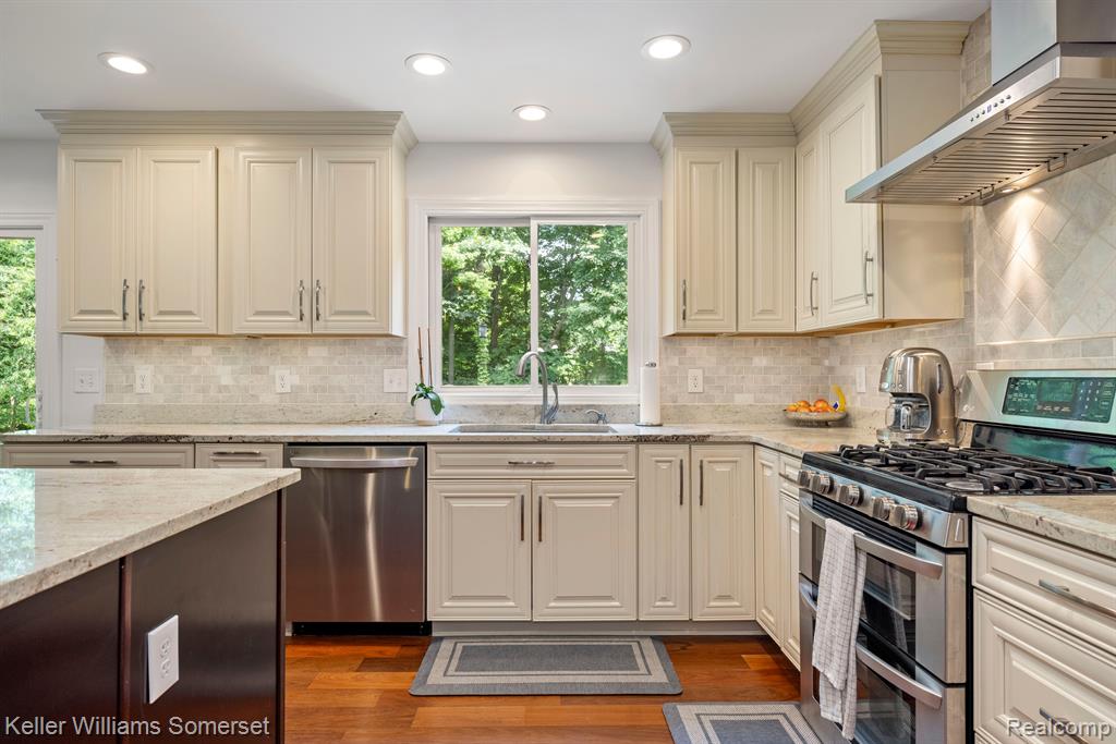 9732 FOREST RIDGE Drive, Clarkston, MI 48348 — Photo 12