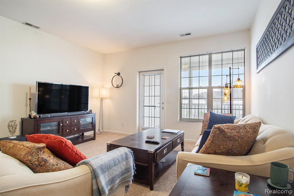 1043 E SUMMERFIELD GLEN Circle, Ann Arbor, MI 48103 — Photo 2